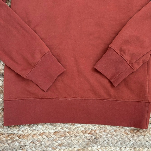 The North Face Men’s Small Heritage Patch Crew Neck Sweatshirt - Picture 4 of 6